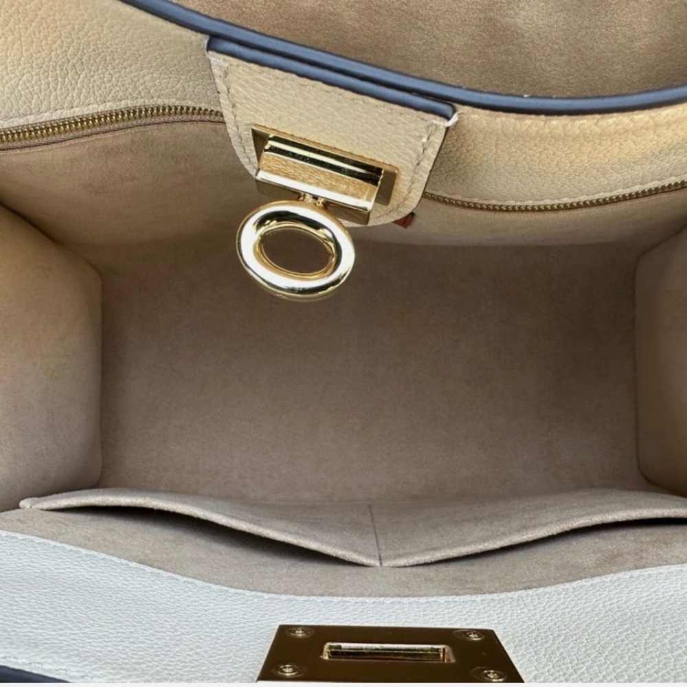 Like New Louis Vuitton “on my side” MM Galet Grey - Picture 5 of 10